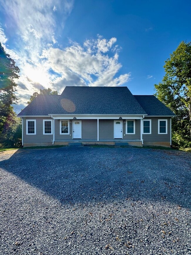 Building Photo - Duplex for Rent in Woodstock Rental