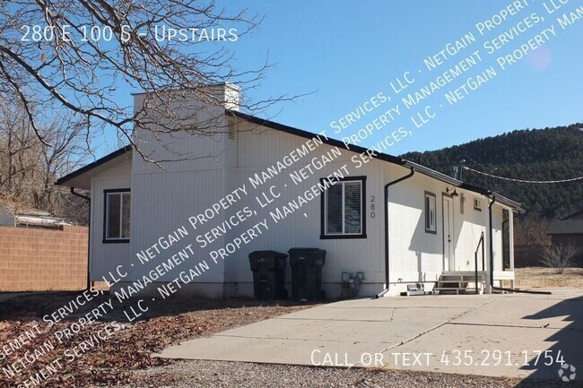 Building Photo - Newly Remodeled 3 Bedroom Apartment Unit Upstairs