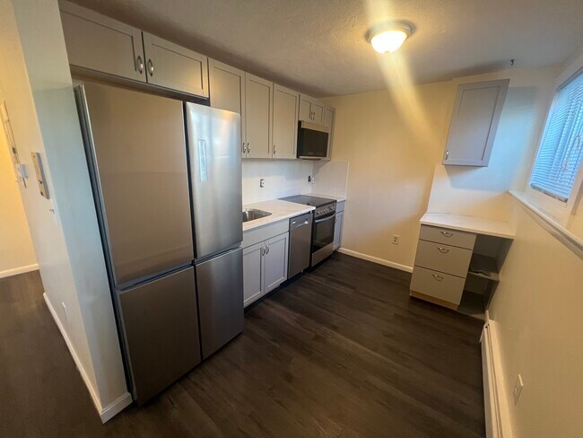 Building Photo - 180 River St Unit C4