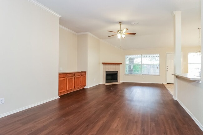 Photo - 948 Grand Central Pkwy