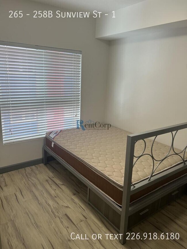 Photo - 258B-258B Sunview St