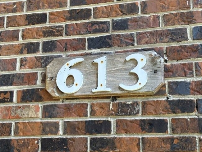 613 Colonial Dr