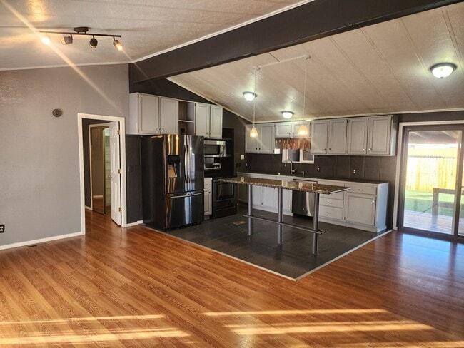 Photo - Beautiful 3 Bedroom with additonal 4th bedroom! Larg fenced front & backyard!!