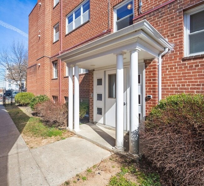 Building Photo - 526 Kenyon St NW Unit 104