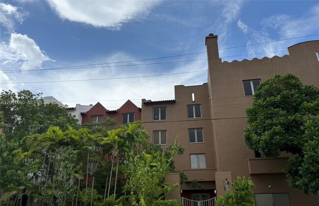 Building Photo - 2630 SW 28th St Unit 34