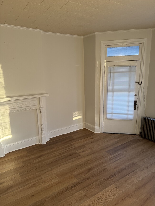 Sala de estar con vista hacia la puerta principal. - 321 Lincoln Way W Unidad 1st Floor