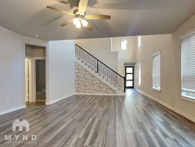 Photo - 734 Lacebark Elm Trl