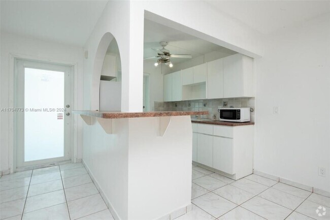 Building Photo - 2 bedroom in Hollywood FL 33020 Rental