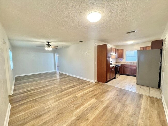 Photo - 674 Avenue L SE