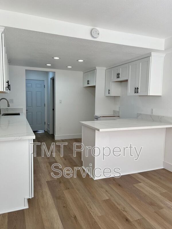 Photo - 610 E Newlove Dr