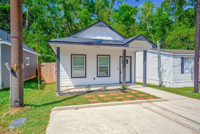 Photo - 352 Westchase St