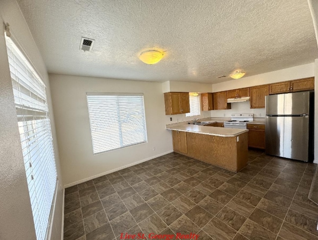 Building Photo - 1063 S 430 E Unit 1063 S 430 E Apt 4
