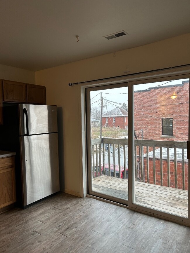 Photo - 107 N 1st St