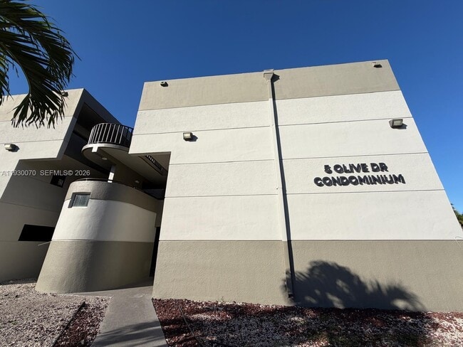 Building Photo - 5 Olive Dr Unit 24