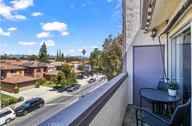 20253 Keswick St Unidad 323