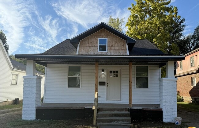 Photo - 705 E Riverside Dr