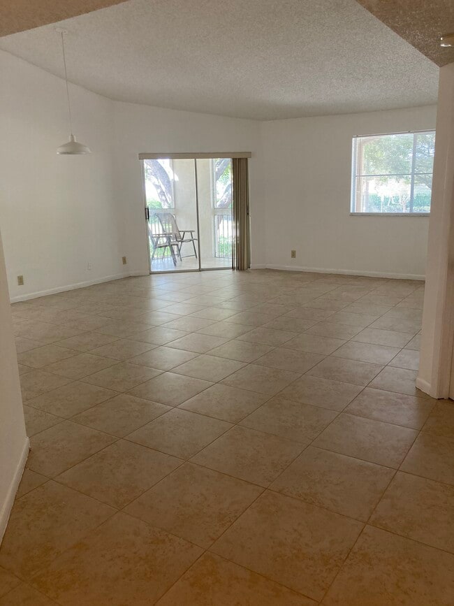 Building Photo - 9777 Westview Dr Unit 1121