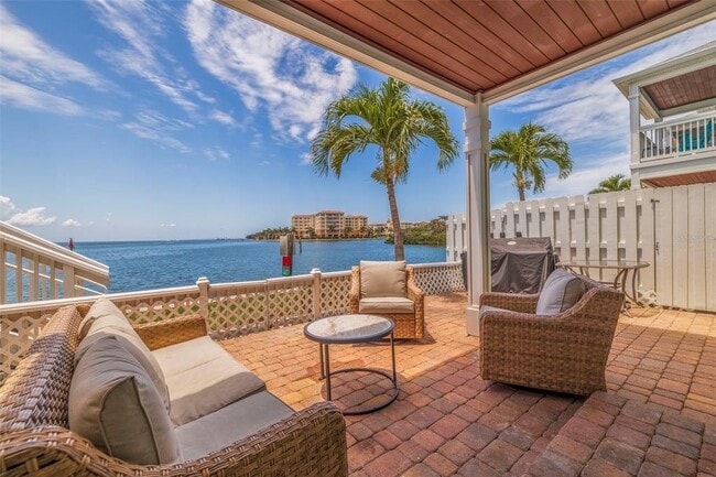 Building Photo - 5266 Beach Dr SE Unit B