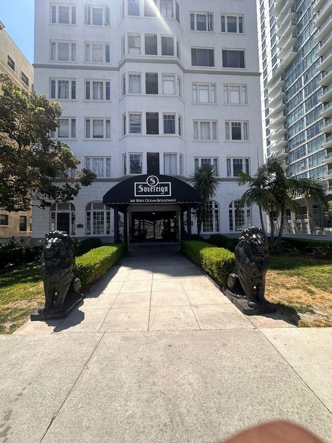 Building Photo - 360 W Ocean Blvd Unit Apartment 701