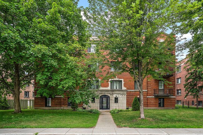 Photo - 7 Av Roosevelt Ave