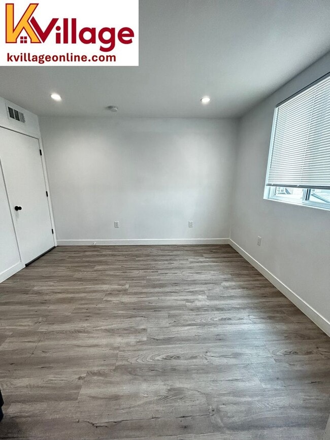 1528 1/2 W 36TH PL - 304 (unfurnished)
