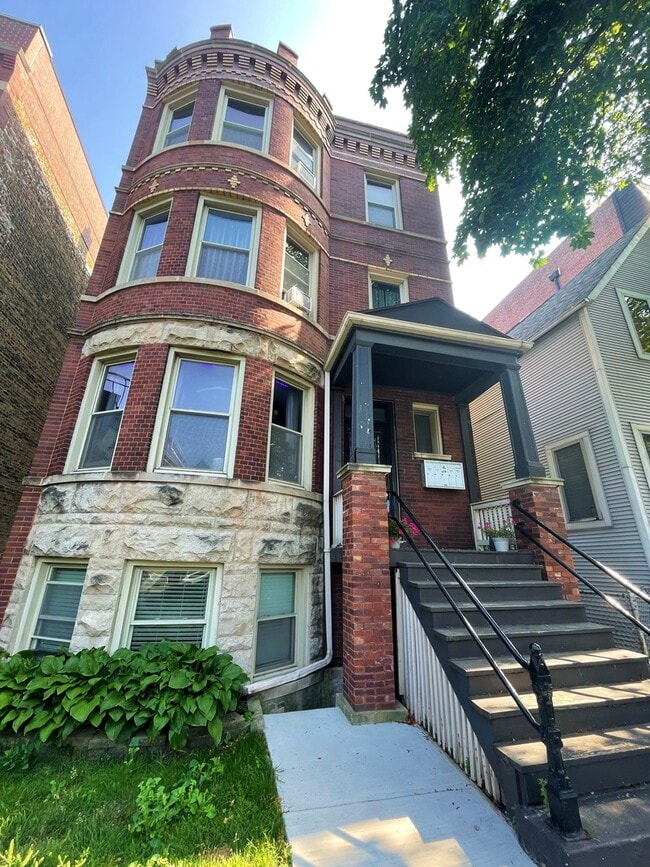 Photo - 2317 W Roscoe St House