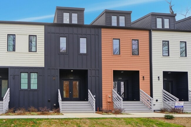 Building Photo - Townhome with Finished Basement Bonus Room