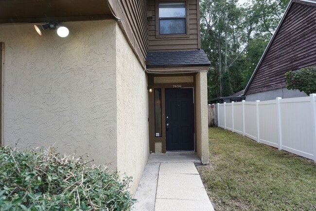 Building Photo - 2 Bed 2 Bath Townhouse