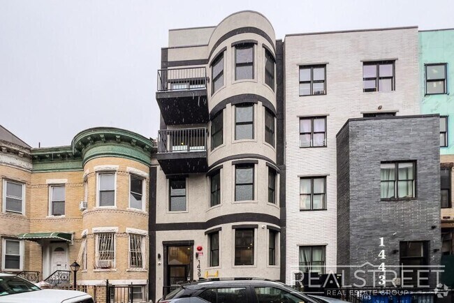 Building Photo - Penthouse 2BR/2BA with Private Roof Deck, ... Unit PHB