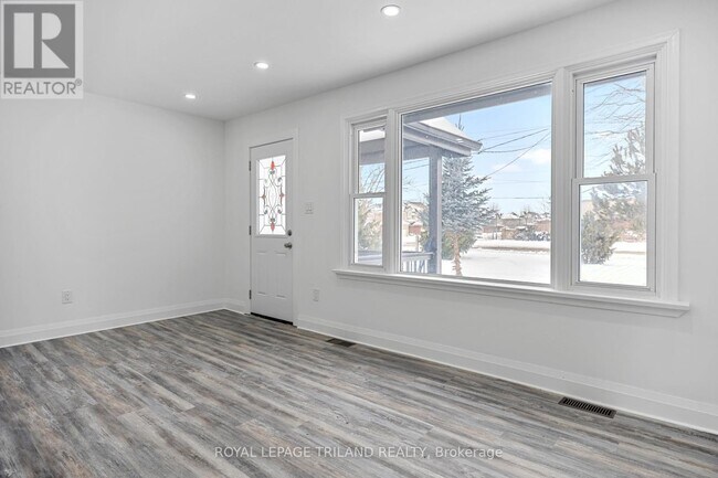 Photo - 1223 Sunningdale Rd E