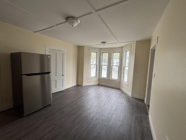 Photo - Newly Renovated 3BR Apartment with Modern Updates – Convenient Location! Unidad A