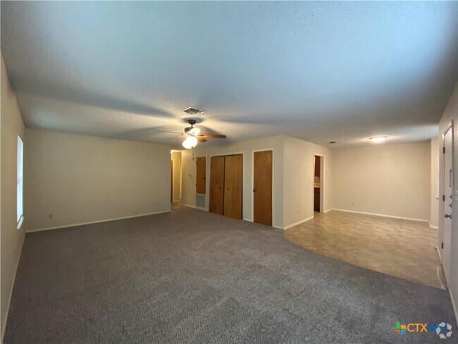Building Photo - 40 Royal Crest Rental