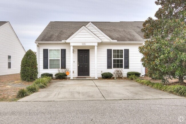 Building Photo - End Unit Townhome!