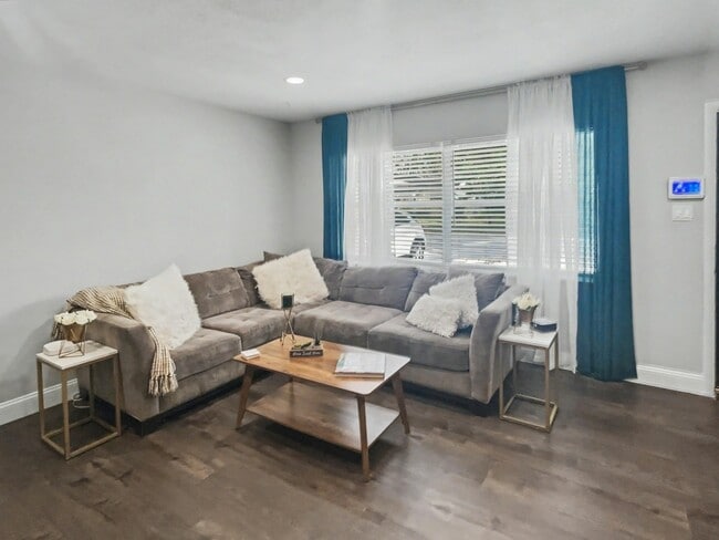 Building Photo - 1204 E Lambright St