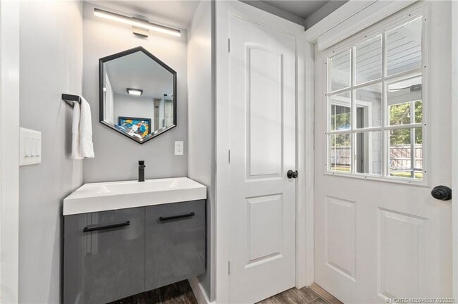 Building Photo - 530 S Manor Dr Rental
