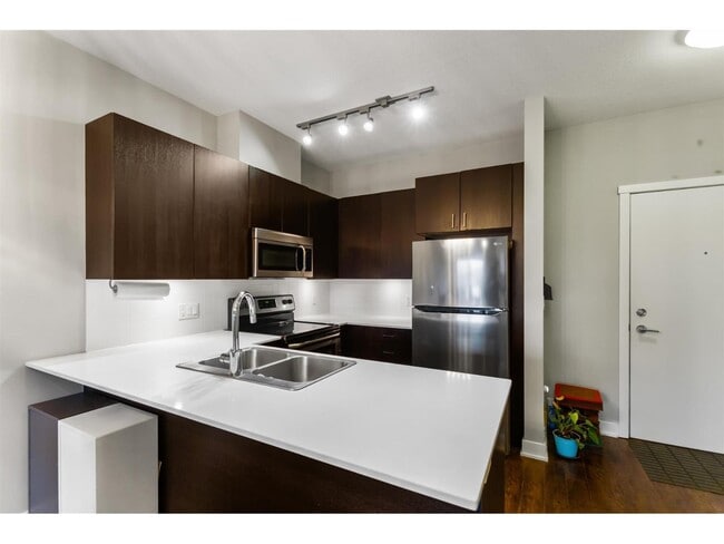 Photo - 20460 Douglas Cres Unité 304