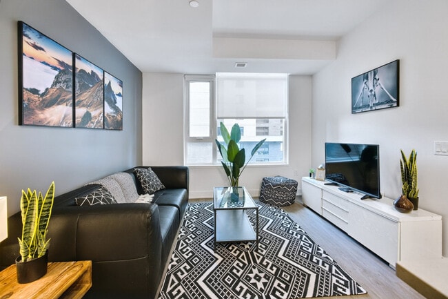 Building Photo - 90 Champagne Ave S