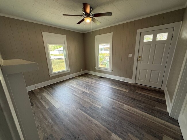 Photo - 708 Woodrow St S