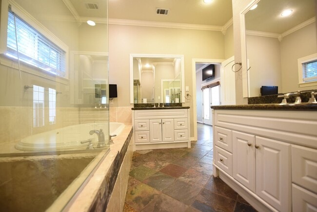 Photo - Walk to Inwood Village! Charming 3 bed 3 bath Devonshire Cottage