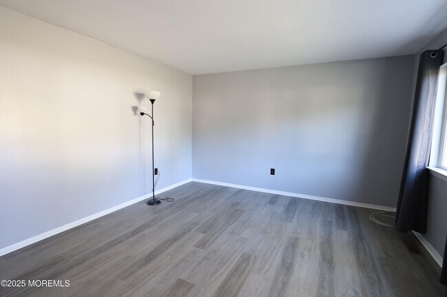 Photo - 207 Coville Dr