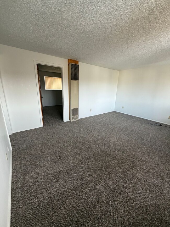 Building Photo - Newly Renovated - 1 Bedroom, 1 Bathroom Apartment - Located near Sky Lakes and Oregon Tech!