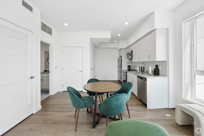 1BR, 1BA - 714SF - Dining Room
