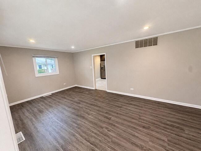 Photo - 103 Shabbona Dr