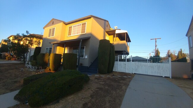 Downstairs for rent - 10506 Haas Ave Casa