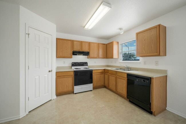 Photo - 3 bedroom 2.5 bathroom located in Sagewood Subdivision