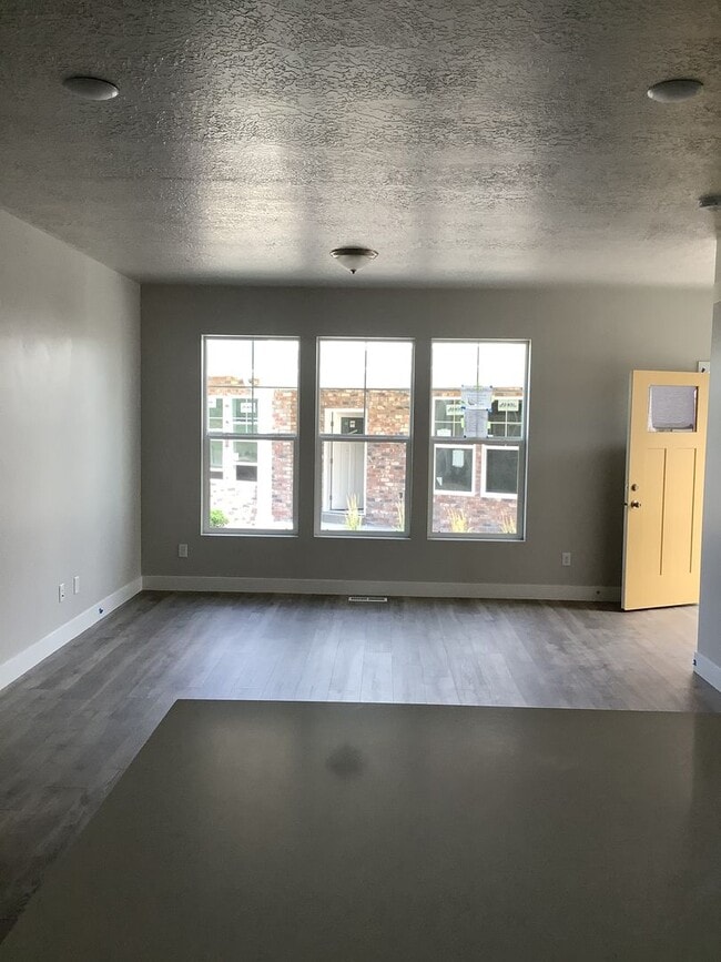 Photo - FREE RENT FIRST MONTH - Townhome in Prime ...
