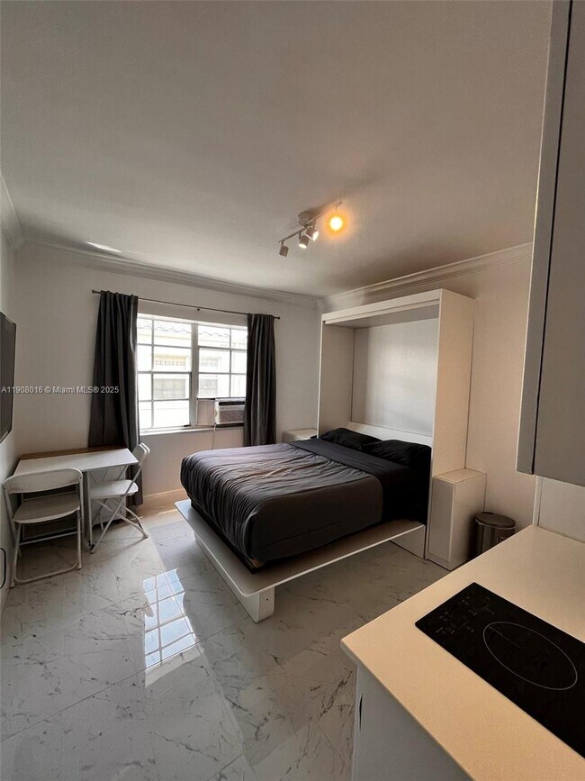 Building Photo - 1455 Michigan Ave Unit 15