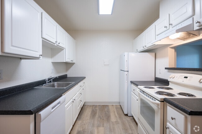 2BR, 2BA - 906SF - Kitchen