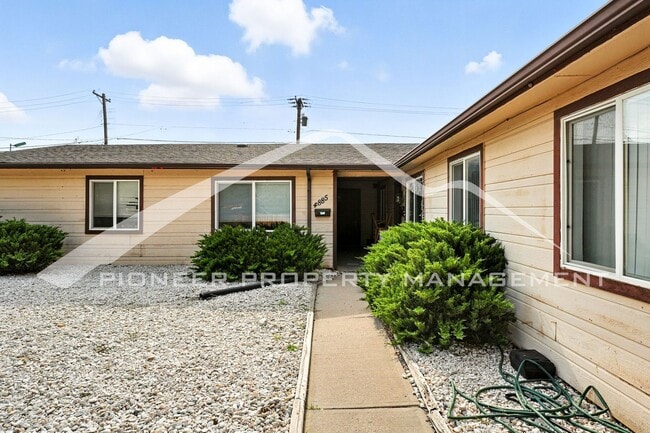 Building Photo - Charming Condo with Washer/Dryer and Reser...