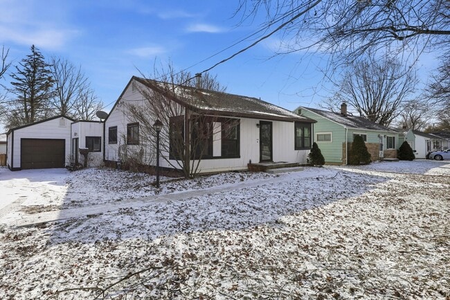 Building Photo - 566 E 10th St